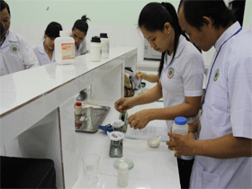 Học viên Dược sĩ trong phòng thí nghiệm - 02