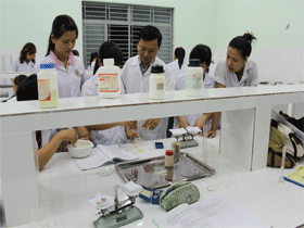 Học viên Dược sĩ trong phòng thí nghiệm - 04
