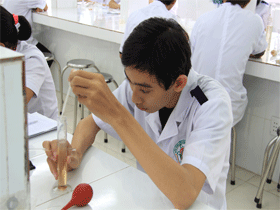 Học viên Dược sĩ trong phòng thí nghiệm - 06