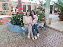 sinh viên và giáo viên trường mầm non
