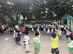 các em học sinh mầm non vui chơi ở sân trường
