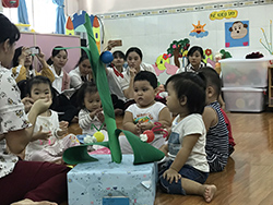 sinh viên sư phạm quan sát cách dạy của giáo viên mầm non