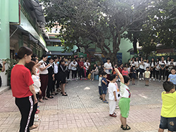 sinh viên sư phạm theo dõi phương pháp vui chơi