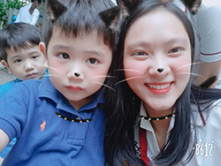 giáo sinh chụp ảnh cùng với trẻ mầm non