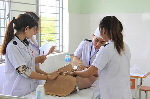 ảnh kỷ niệm nhóm học sinh trung cấp y