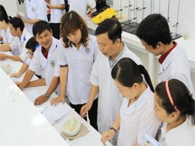 Học viên Dược sĩ trong phòng thí nghiệm 05
