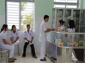 Buổi thực hành bán thuốc của lớp dược sĩ
