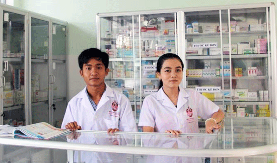 học sinh dược sĩ tại quầy bán thuốc